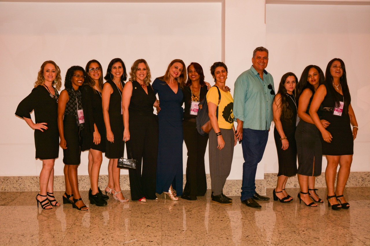 Alunas modelistas com professores e gestores do IFG na abertura da 2ª Expo Modelagem